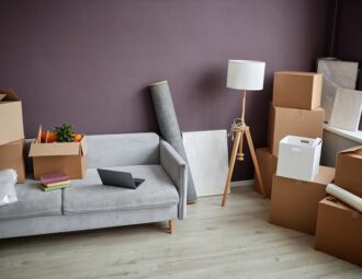 Flyttlådor i vardagsrum