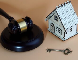 Dommarklubba och hus