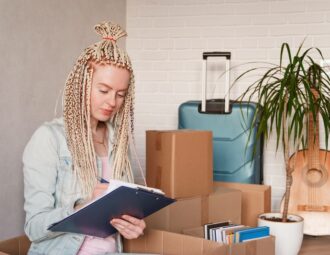 Kvinna som bockar av check-lista inför flytt