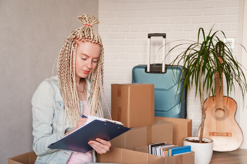 Kvinna som bockar av check-lista inför flytt